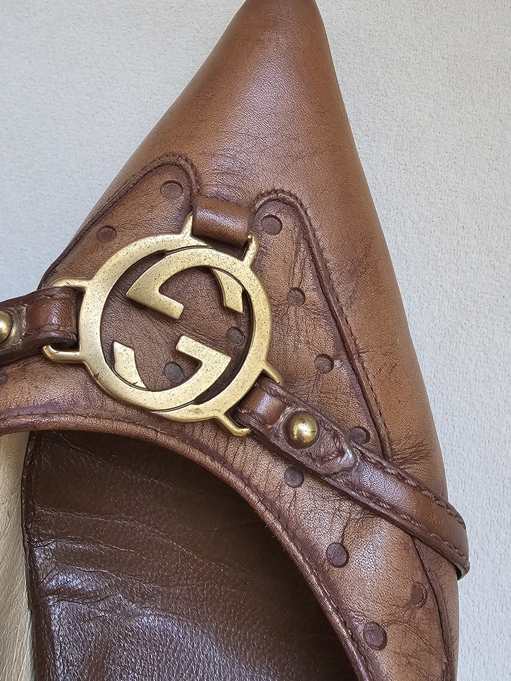 Gucci Vintage Tan Leather Pointed-Toe Kitten Heels with Gold Logo - Picture 5 of 14